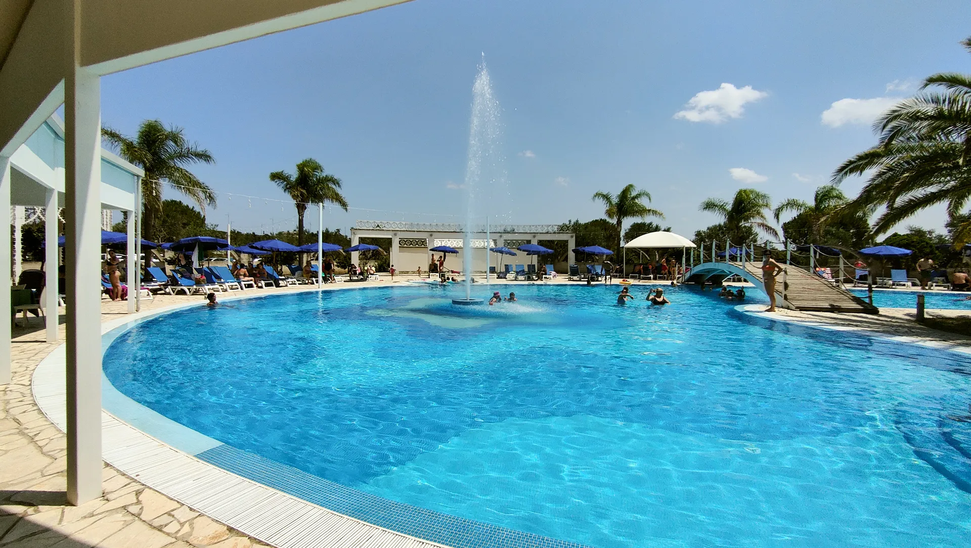 una-meravigliosa-piscina-di-dimensioni-generose-fiore-all-occhiello-di-antica-rudiae